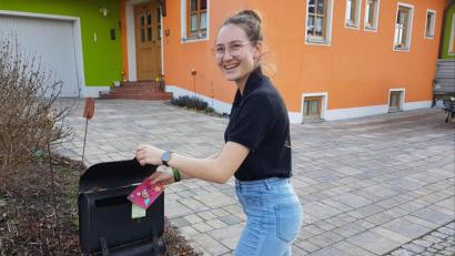Bild: dob
Marie Bäumler war nur eine von vielen Jugendlichen, die die selbstgebastelten Ostergrüße mit dem Häschen in die Briefkästen der Senioren steckten. Die hatten damit viel Freude und merkten, dass sie von den jungen Leuten nicht vergessen sind.