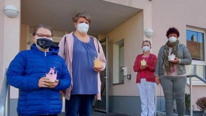 Bild: u
Simone Spörrer (Zweite von links) und ihre Tochter Lea (links) brachten 100 Osternester ins Hirschauer Seniorenheim. Darüber freuten sich auch Heimleiterin Astrid Geitner (rechts) und Gerontotherapeutin Anita Dobmeier.