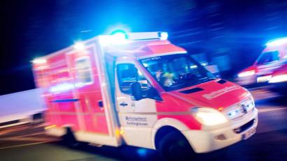 Bild: Marcel Kusch
Ein Rettungswagen fährt mit Blaulicht durch eine Straße. Foto: Marcel Kusch/dpa/Symbolbild