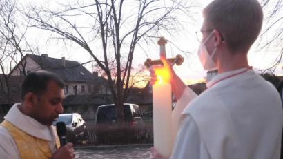 Bild: ohr
Nach der Entzündung der gesegneten Osterkerze auf dem Vorplatz der St.-Barbara-Kirche Stulln zieht Pater Justin zur Feier der Osternacht ins Gotteshaus ein..