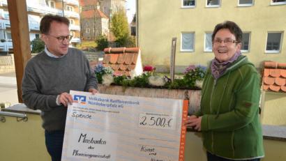 Bild: dob
Wenn Christa Wildenauer im Pfarrhof auftaucht, kommt sie meist mit einer gut gefüllten Spendenschatulle bei Dekan Alexander Hösl vorbei. Diesmal werden von ihr die Ministranten in der Pfarreiengemeinschaft für ihren wertvollen Dienst bedacht.