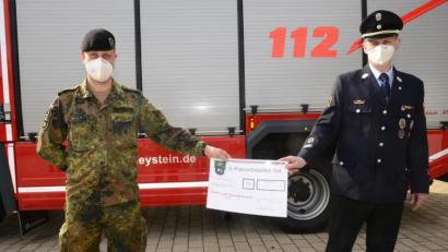 Bild: bey
Oberleutnant Olaf Niederdräing (links) übergibt Kommandant Markus Völkl, Feuerwehr Pleystein, einen Scheck über 1.500 Euro für die Arbeit in der Kinder- und den Jugendfeuerwehren in der Großgemeinde.
