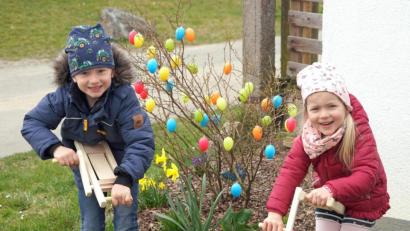 Bild: fvo
Auf den Höhen des "Fichtlberg" am Hallerhof sind der fünfjährige Christian (links) und seine dreijährige Schwester Johanna Fichtl am Karfreitag pünktlich um 12 Uhr mit Begeisterung am Ratschen. 
Nicht im Bild: Betty Simmerl (8 Jahre), ihr Bruder Toni (9) sowie Hanna (9), Alena (8) und Eliane (10) Tretter. Ebenfalls mit dabei: Leon (6), Emilia (5) und Jonas (3) Lindner.