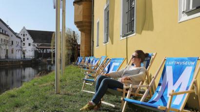 Bild: Wolfgang Steinbacher
Das Luftmuseum in Amberg hat die Liegestühle am Ufer der Vils aufgestellt.