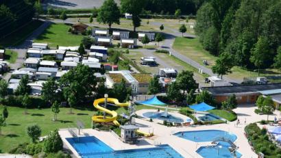 Bild: Petra Hartl
Ob das Freibad am Fuße des Monte Kaolino in Hirschau heuer überhaupt öffnen wird, steht noch in den Sternen. Der zuständige Ausschuss für Stiftung und Tourismus will erst einmal die Entwicklung des Infektionsgeschehens abwarten und dann Ende April eine Entscheidung treffen.
