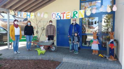 Bild: soj
Kinderhausleiterin Bianca Kastner (von links), Stellvertreterin Sandra Lautner, Pfarrer Pater Anish George sowie Kirchenpfleger Stefan Kausler mit Sohn Fabian freuen sich über das Ostergeschenk.