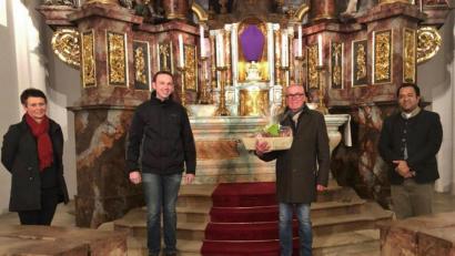 Bild: rha
Pater Robin Xavier (rechts) dankt dem scheidenden Mesner Ernst Andraschko für sein zehnjähriges Engagement in der Pfarrei Vilseck. Diesem Dank schlossen sich auch Pfarrgemeinderatssprecherin Michaela Kreuzer und Kirchenpfleger Thomas Pröls an.