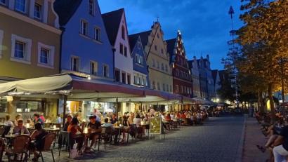 Archivbild: Dobmeier
Wegen der Corona-Pandemie noch immer ein Traum, trotz erster Lockerungen: An einem lauen Abend am Unteren Markt in Weiden.sitzen.