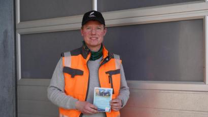 Bild: kaz
Stadtgärtner Florian Frank präsentiert die Karpfenweg-Saatmischung. Diese kann ab sofort im Rathaus erworben werden.