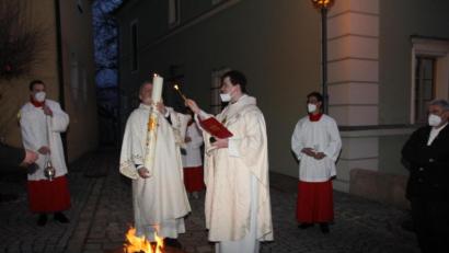 Bild: frd
Am von ihm gesegneten Osterfeuer entzündete Kaplan Florian Fronhöfer (rechts) die Osterkerze.