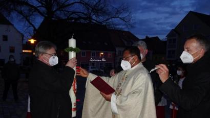 Bild: hm
Pater Robin zeigt unser Foto bei der Segnung der Osterkerze