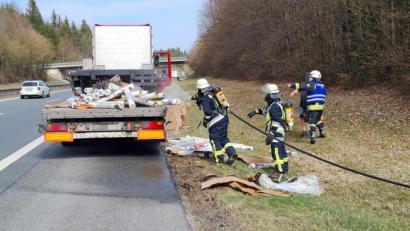 Bild: Werner Fischer/exb
Aktive der Feuerwehr Alfeld bei ihrem Einsatz am Gründonnerstag auf der A6.