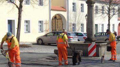 Bild: amö
Rund um den Brunnen wurden Risse ausgebessert