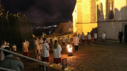 Die Pfarrei St. Johannes der Täufer Nabburg feierte mit einem festlichen Ostergottesdienst vom Dunkel des Karfreitags in das strahlende Licht eines sonnigen Morgens die Auferstehung des Gekreuzigten. Die Feier begann mit der Segnung des Feuers, an dem die Osterkerze entzündet wurde.