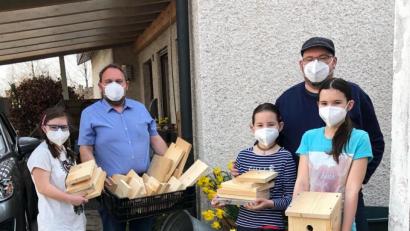 Bild: exb
Stellvertretender CSU-Ortsvorsitzender und Zweiter Bürgermeister Oliver Becher (links) mit Tochter sowie Kassier Matthias Sischka mit seinen Töchtern zeigen die Bausätze für die Nistkästen.