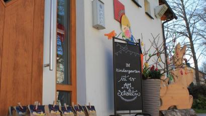 Bild: fks
Am Ostersonntag wartete vor dem Kindergarten eine Osterüberraschung auf die Kindergartenkinder. Bei herrlichem Sonnenschein konnten sie diese abholen.