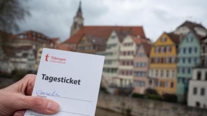 Symbolbild: Sebastian Gollnow/dpa
Wird es solche Tagestickets auch bald in Weiden geben? Die Stadt in der Oberpfalz hat sich als Modellregion für vorsichtige Lockdown-Öffnungen beworben. Die Entscheidung darüber, fällt das Bayerische Kabinett am Mittwoch in einer Sondersitzung.