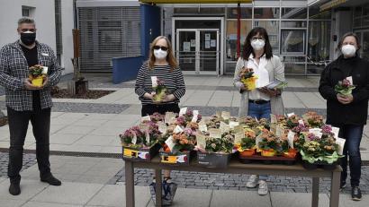 Bild: Karl Schwemmer
Bei der Geschenkübergabe der Frauenunion am Caritasheim St. Hedwig (von links): Heimleiter Matthias Stiegler, Helga Wittmann-Trenz, Birgit Barth und Agathe Schriml.