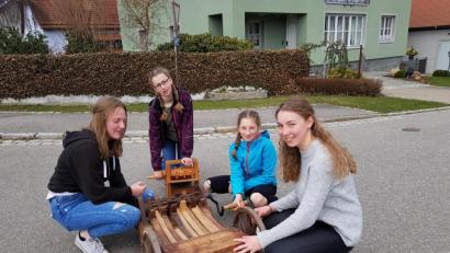 Bild: gi
Mit ihren Ratschen ermahnten die Ministrantinnen während der Kartage die Gläubigen zum Gebet.