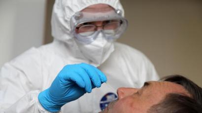 Bild: Wolfgang Steinbacher
Wolfgang Schäfer war einer der 25 Bürger, die sich gleich am ersten Tag der Teststation Sulzbach-Rosenberg in der Pestalozzischule testen ließen. Den tiefen Rachenabstrich, den Sebastian Schötz bei ihn vornahm, empfand er nicht als unangenehm. "Es hat ein bisschen in der Nase gekitzelt", sagte er.