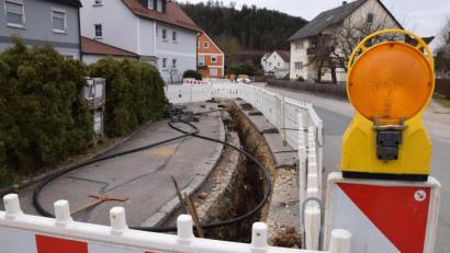Bild: bö
In der Bahnhofstraße wird ein neues Stromkabel verlegt. Zum Vorschein gekommen ist bei den Erdarbeiten auch ein sogenanntes "Natokabel" aus der Zeit des Kalten Krieges. Ob der Kabelstrang noch genutzt wird? Wohl eher nicht.