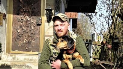 Bild: ubb
Jacob Keller hat seinen Jagdhund gut ausgebildet. Crixus kann im Falle eines Falles für wichtige Dienste bei der Bekämpfung der Afrikanischen Schweinepest eingesetzt werden.