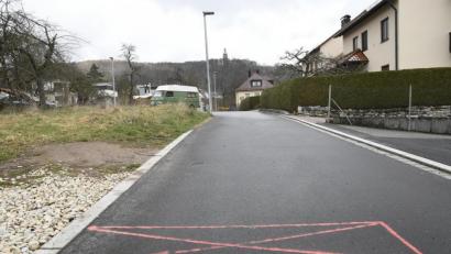 Bild: Petra Hartl
Nur noch eine farbige Markierung verrät in der Dostlerstraße, an welcher Stelle der Pflanztrog aufgestellt werden sollte.