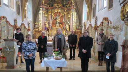 Bild: tja
Der festliche Jubiläumsgottesdienst wurde von den Vorstandsmitgliedern des OGV mitgestaltet: Im Bild (von links) Stilla Schirdewahn, Christine Hösl, Marianne Kozlowski, OGV-Vorsitzende Angelika Lang Salz, Georg Köppl, Brigitte Fröhler, Sandra Schiesl und Petra Scharf.