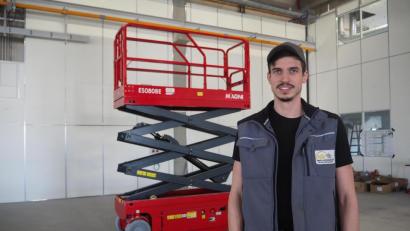 Bild: bl
Von einem ähnlichen Modell wie der Hebebühne im Hintergrund hat Andreas Igl aus Pfreimd vor drei Jahren einen Arbeitskollegen gerettet, der beim Rückwärtsfahren mit dem Brustkorb zwischen Geländer und einem Dachträger eingeklemmt wurde.