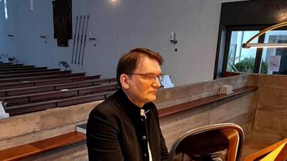 Bild: zer
An der Orgel interpretierte Roland Assion konzertant das Thema der Passionsandacht.