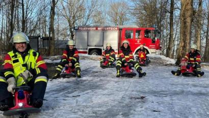 Bild: Feuerwehr Mitterteich/exb
Um Fotos für den Aprilscherz zu schießen, stiegen einige Aktive der Feuerwehr Mitterteich in voller Montur und mit umfangreicher Ausrüstung auf die angeblichen Einsatzschlitten. Ein besonderer Dank galt Franz Zeitler (vorne links), der die Fahrzeuge mit LED-Blaulicht und LED-Scheinwerfern ausgestattet hat.