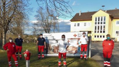 Bild: rha
Das Testteam der Wasserwacht bietet im Auftrag des Roten Kreuzes zweimal wöchentlich kostenlose Schnelltestungen in der ehemaligen Grundschule Schlicht (im Hintergrund) an (von links): Maria Honig, Christian Kurz, Bastian Götz, Anton Wiesnet, Franz Kurz und Manuela Eglmeier.
