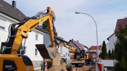 Bild: du
In der Gemeinde Schirmitz rattern die Bagger. Zurzeit laufen zwei Millionen-Projekte gleichzeitig: Eines davon ist die die Sanierung der Blütenstraße.