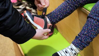 Bild: Wolfgang Steinbacher
Seit 1. April dürfen Schuhgeschäfte wieder öffnen. Vor allem Kinderschuhe werden in den erste Tagen nachgefragt. Darüber sind sich die Schuhhändler in der Region einig.