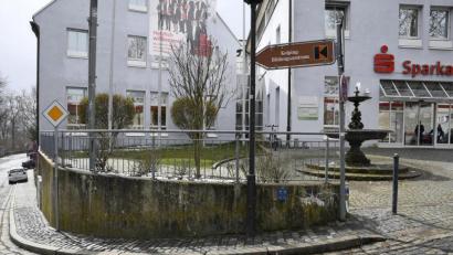 Bild: Petra Hartl
Viele Bürger verwechseln das gepflasterte "Schrammbord" vor der Stützmauer am Sparkassenplatz in Sulzbach mit einem Gehweg - das ist er aber nicht. Deswegen darf dort laut Stadtverwaltung auch kein Handlauf für Fußgänger angebracht werden.