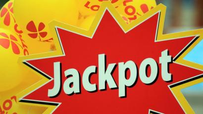 Symbolbild: Jens Wolf/dpa
Ein Tipper aus Weiden kann sich über 77.777 Euro freuen.