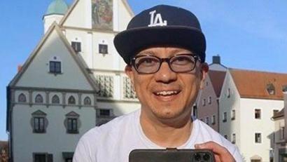 Bild: Lopez/exb
Jesse A. Lopez ist mit seinem Smartphone unter anderem gerne in der Weidener Innenstadt unterwegs und dreht Videos für seine amerikanischen und deutschen Abonnenten bei Youtube.