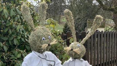 Bild: mez
Der Hasenweg in Immenreuth zeigt auch diese Szene: Der Hasendoktor versucht durch gutes Zureden, dem Häschen die Furcht vor der Spritze zu nehmen.