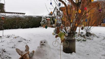 Bild: gz
Wenn der Osterhase auf einen Schneemann. trifft: Der Wintereinbruch im Frühjahr macht's möglich.