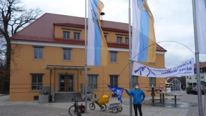 Bild: DFG-VK/exb
Das Transparent „Frieden schaffen ohne Waffen“ wurde vor den jeweiligen Rathäusern im Städtedreieck platziert.