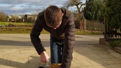 Bild: fvo
Konstantin Stahl organisierte heuer das Ratschen in Albersrieth - und war dabei mit vollem Einsatz auch selbst mit von der Partie.