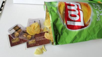 Bild: Polizeipräsidium Oberpfalz
Entdeckt in Waidhaus: Gold in einer Chips-Tüte.