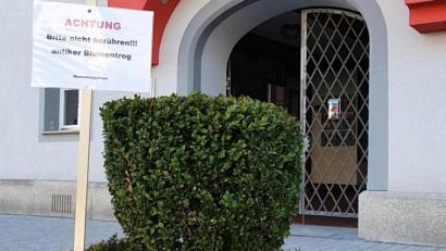 Bild: fks
"Bitte nicht berühren, antiker Blumentrog" - ein gelungener Aprilscherz in Erbendorfs Innenstadt.