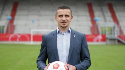 Bild: Andreas Nickl/dpa
Mersad Selimbegovic, Trainer von Jahn Regensburg, musste im Kindesalter seine Heimat verlassen als der Bosnienkrieg begann.