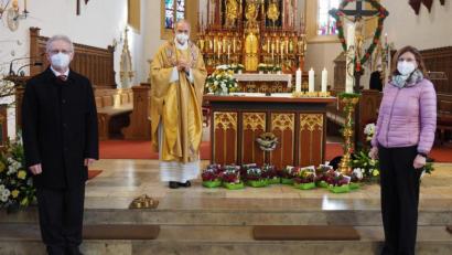 Bild: u
Statt eines Frühlingsfests gibt es für die Senioren der Pfarrei Hirschau einen Ostergruß des Pfarrgemeinderats. Beim Gottesdienst segnet Pfarrer Johann Hofmann (Mitte) die unter anderem mit einem Fläschchen Weihwasser und einer Osterkerze gefüllten Osternester. Pfarrgemeinderats-Sprecher Lauren Beck (links) und die in dem Gremium für Seniorenarbeit zuständige Beate Dietrich (rechts) bringen die Nester ins BRK-Seniorenheim St. Barbara.