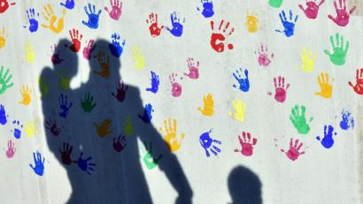Symbolbild: Peter Kneffel/dpa
Besonders schlimm für Kinder sind die fehlenden Kontakte und das Spielen mit anderen. Corona hat das Leben entscheidend verändert. Immer mehr Mädchen und Buben müssen sich Hilfe bei Psychologen holen.