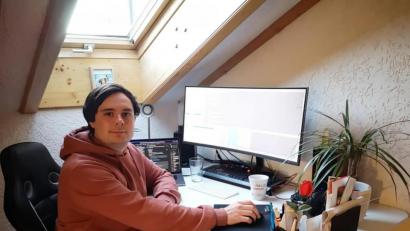Bild: exb/Michael Gmeiner
„Gerade in der Softwarentwicklung sind alle Tools von Haus auf kollaborierendes Arbeiten ausgelegt“, so Michael Gmeiner. Deswegen ist das Arbeiten im Home-Office für ihn kein Problem.
