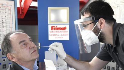 Bild: Petra Hartl
Frimat-Geschäftsführer Johann Frey beim Schnelltest.