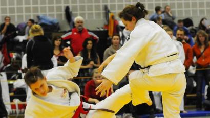 Bild: Gerhard Büttner
Emily Dotzler (rechts) beim Grenzlandpokal 2009 in Aktion:Die vom TB Weiden ausgerichtete Veranstaltung war über Jahre hinweg ein Magnet für Judoka aus ganz Deutschland