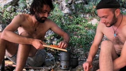 Bild: The Sea Nomads/exb
Julian und Luca Mühlmeier (von links) beim Kochen auf einer Tour an der Küste Kroatiens.
